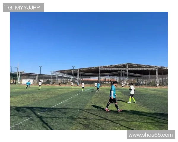 小孩渴望足球明星签名的意义与影响探讨