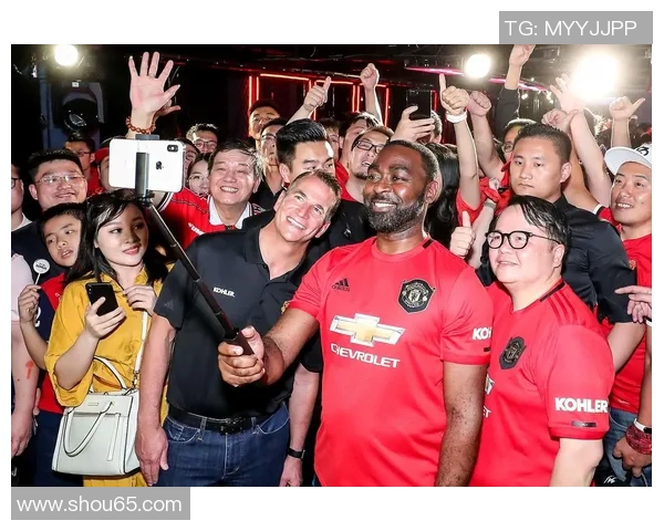 康纳与足球明星亲密合影展现运动精神与友谊的完美结合 康纳与足球明星亲密合影展现运动精神与友谊的完美结合