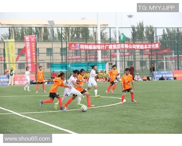 星光璀璨足球盛宴13位足球明星齐聚一堂展现精彩对决与友谊的魅力