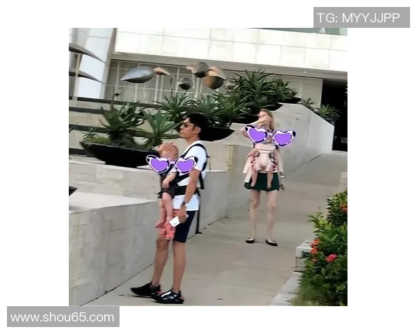 足球明星的龙凤胎成长记：从小球场到未来的星光大道